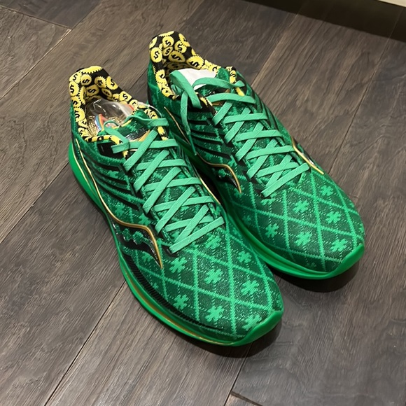 Saucony Kinvara 12 St. Patrick’s Pattys Day Clover Green shoes sneakers Mens 9.5 - Picture 2 of 16